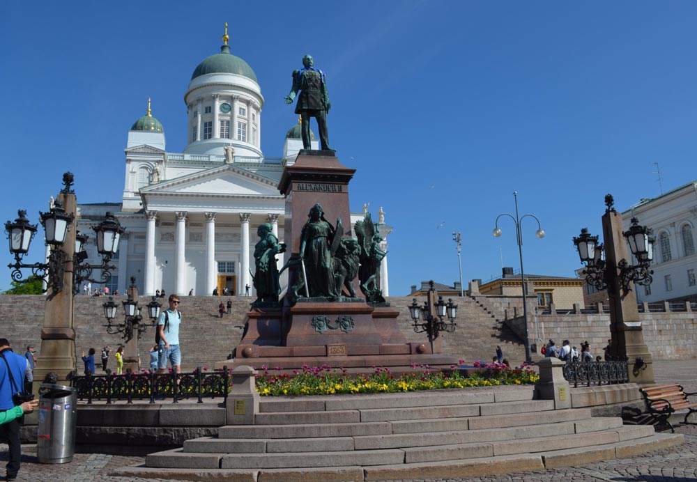 Памятник Александру II на центральной площади Хельсинки