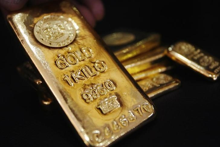 © Reuters. Цены на золото останутся под давлением до выхода протокола заседания ФРС