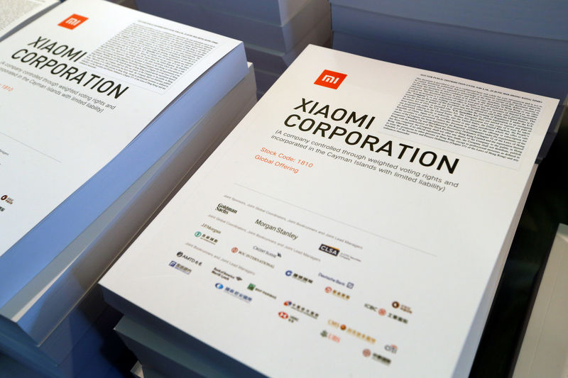 © Reuters. Брошюры с информацией об IPO компании Xiaomi на пресс-конференции в Гонконге