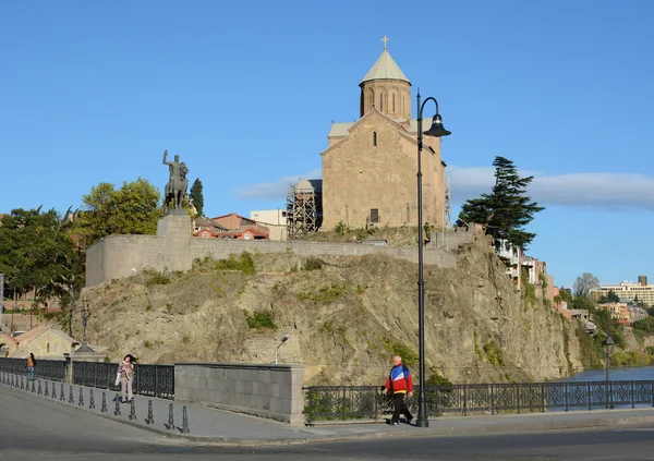 Девы Марии Церковь Метехи и памятник царя Вахтанга Горгасали на скале под река Кура в Тбилиси Стоковое Изображение
