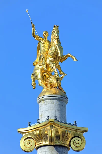 Скульптура Святого Георгия на вершине памятника свободы в Тбилиси, Грузия Лицензионные Стоковые Фото