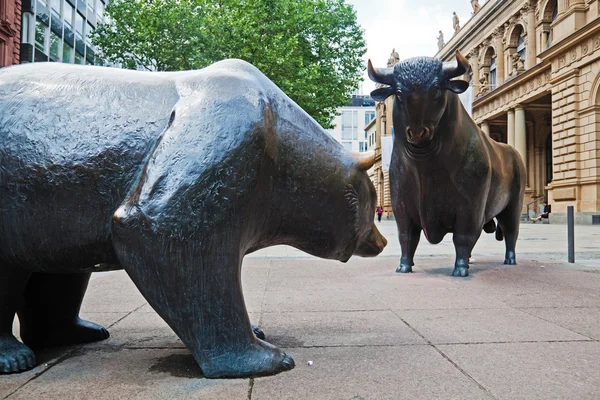 Статуи двух символических животных финансов, медведя и быка, перед франкфуртской фондовой биржей Стоковое Фото