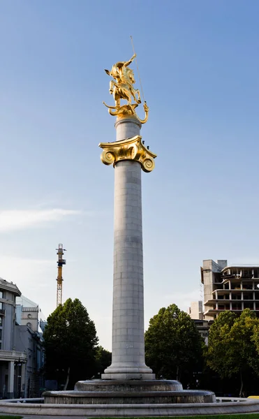 Памятник Свободы Изображением Святого Георгия Поражающий Копьем Дракона Мэрией Города Стоковое Изображение