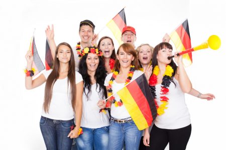 Молодые люди с флагами Германии