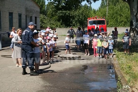 Ребята из летнего лагеря «Солнечный городок» побывали на экскурсии в пожарной части