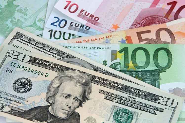 В Польшу с долларами США и Евро