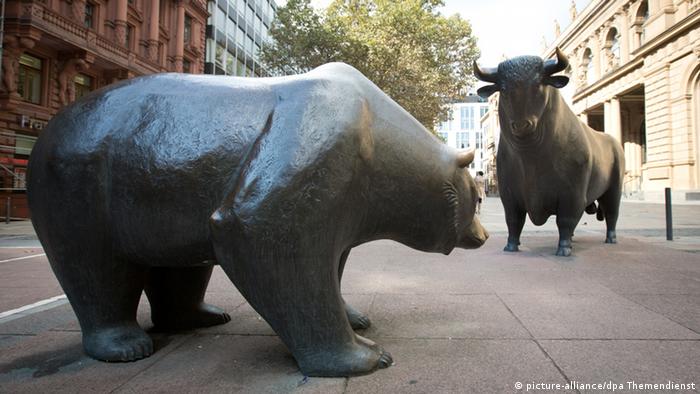 Скульптуры быка и медведя перед зданием франкфуртской биржи.