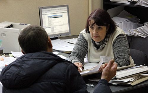 Наталья Савицкая, главный специалист по приему населения, принимает заявление от безработного. фото Виталия Пивоварчика.