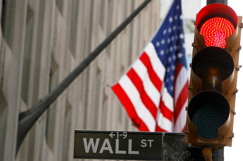 © Reuters. Фьючерсы на индексы Уолл-стрит указывают на снижение