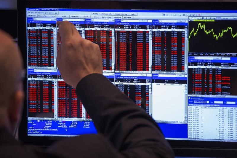 © Reuters. Европейские фондовые биржи начали торги падением индексов