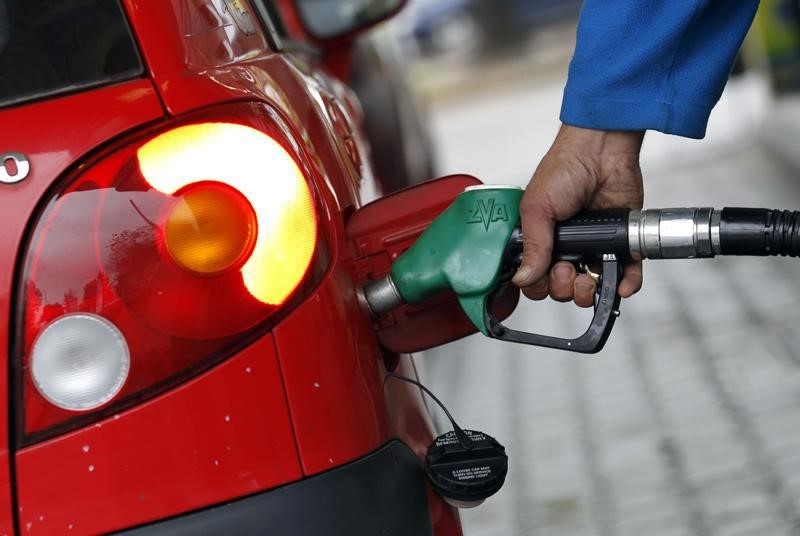 © Reuters. Биржевые торги нефтепродуктами завершили год рекордными падением цен на бензины - до 11%