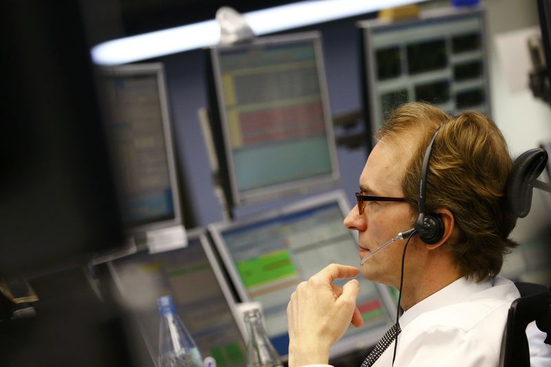 © Reuters. Рынок акций Московской биржи по состоянию на 14:30 мск 19 июня снижается