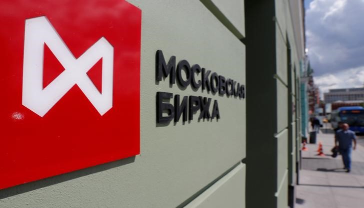 © Reuters. Логотип Московской биржи у входа в ее здание