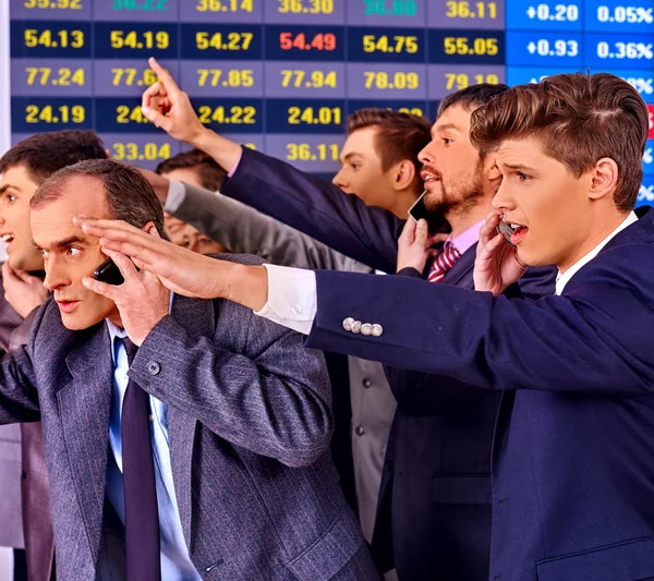 Группа деловых людей в отделении в правление фондовой биржи в офисе Стоковая Картинка