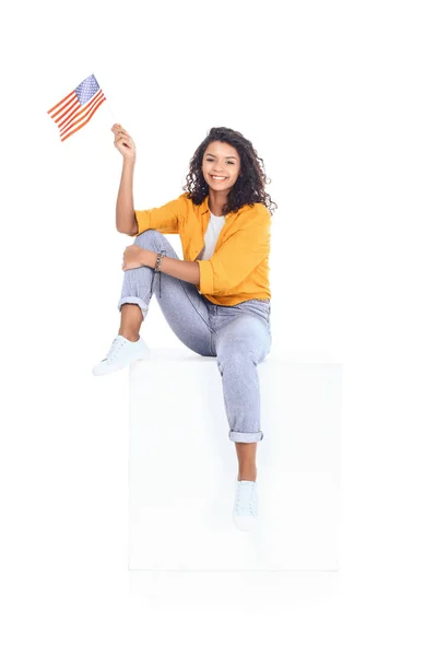 Подростковой Афро Американских Студентов Девушка Сидит Белом Кубе Глядя Камеру Стоковая Картинка